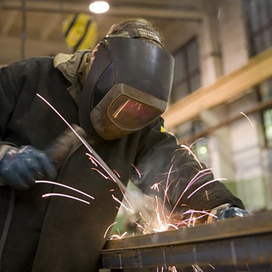 Сварщик ручной дуговой сварки плавящимся покрытым электродом (Электросварщик ручной сварки)